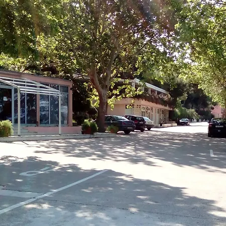 فندق Tourist Settlement Brzet أوميس