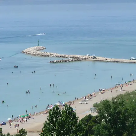 Tourist Settlement Brzet فندق أوميس
