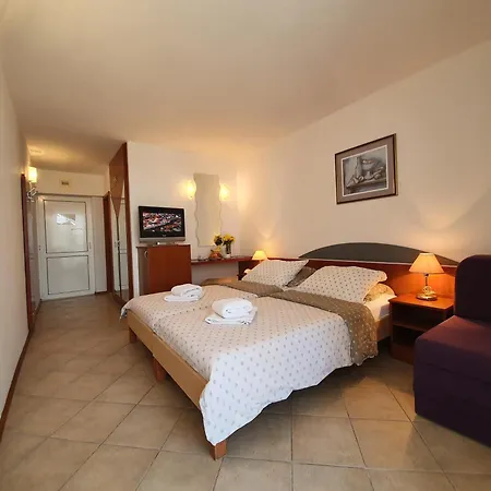 فندق Tourist Settlement Brzet أوميس