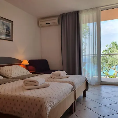 Tourist Settlement Brzet 3* أوميس