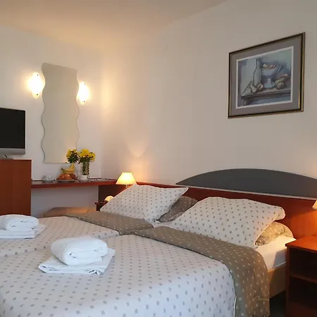 Tourist Settlement Brzet فندق أوميس